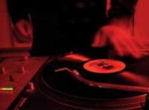 DJ Oskie scratchin'